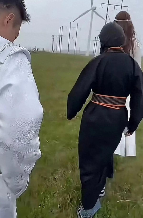 中金汇融配资 痛快！小玥儿帮汪小菲“出气”前脚被说只给穿黑色，后脚就换一套