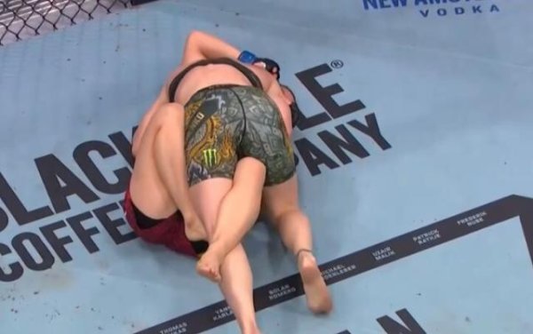 民间资本 升重挑战失利！张伟丽不敌舍甫琴科，无缘蝇量级金腰带